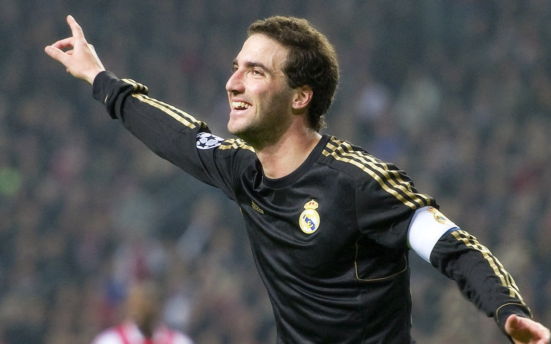 英超争冠之夜，文班亚马扛起全队，当篮球天才闯入足球圣殿的寓言